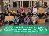 Sentada de Fridays for Future en la plaza del Ayuntamiento de València