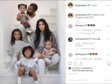 Kim Kardashian ha compartido su tradicional felicitación navideña para desear unas felices fiestas a todos sus seguidores. En la fotografía aparece acompañada por su marido, Kanye West, y sus cuatro hijos, North, Saint, Chicago y Psalm.