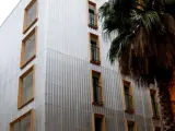 Barcelona ya cuenta con el primer bloque de pisos públicos prefabricados con contenedores de transporte en barcos, que se llenarán de inquilinos a partir de enero, una vez el Ayuntamiento, impulsor del proyecto, haga la entrega de claves.