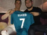 Khabib Nurmagomedov y Cristiano Ronaldo posan juntos.