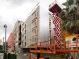 Barcelona estrena los primeros pisos sociales de contenedor de barco.