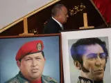 El presidente de la Asamblea Nacional Constituyente de Venezuela, Diosdado Cabello, junto a imágenes de Hugo Chávez y Simón Bolívar.