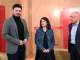 Gabriel Rufián (ERC), junto a Adriana Lastra y Rafael Simancas (PSOE).