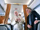 El Papa Francisco habla con los medios a bordo de su avi&oacute;n con motivo de su viaje a Lituania, Letonia y Estonia EFE / EPA