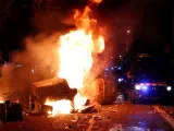 Manifestantes radicales queman contenedores en las inmediaciones del Camp Nou durante el Clásico.