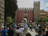 SEVILLA, 13.09.19. Visitantes esperan su turno para entrar en el Real Alcázar de Sevilla.