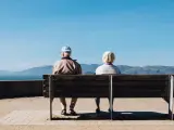 Fotografía de dos jubilados en un viaje con el Imserso.