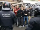 Cargas policiales durante un desahucio en Barcelona.