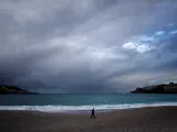 Un hombre camina por la playa del Orzán en A Coruña tras el paso de la borrasca Elsa por Galicia.