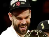 Marc Gasol, de los Toronto Raptors, sostiene el trofeo de campeones de la NBA, como su hizo su hermano Pau por primera vez justo diez años antes.