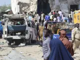 Gente alrededor del sitio donde tuvo lugar una matanza terrorista en Mogadiscio, Somalia.