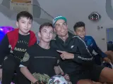 Cristiano Ronaldo y Ali Turganbekov, el niño sin piernas