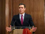 Pedro Sánchez comparece tras la firma del acuerdo con Podemos.