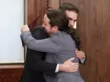 Pedro Sánchez y Pablo Iglesias (dech), se dan un abrazo durante el acto de presentación del programa de Gobierno del PSOE y Unidas Podemos, en el Congreso.