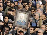 Miles de iraníes salen a la calle para llorar la muerte del teniente general del Cuerpo de Guardias Revolucionarios de Irán (IRGC) y del comandante de la Fuerza Quds Qasem Soleimani durante una manifestación antiestadounidense para condenar el asesinato.