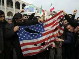 Manifestantes iraníes queman una bandera de EE UU en una manifestación en Teherán contra el asesinato del general Soleimani