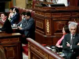 El miembro de la mesa del Congreso, Adolfo Suárez Illana, del PP, se gira en su escaño, durante la intervención de la portavoz de EH Bildu en el Congreso, Mertxe Aizpurua.