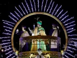 El rey Baltasar saluda desde su carroza durante la tradicional Cabalgata de Reyes que ha recorrido las calles de Madrid.