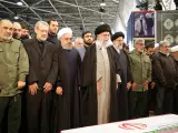 Ali Jamenei reza ante los féretros de guardias revolucionarios iraníes en Teherán.