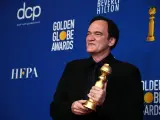 El director Quentin Tarantino, con el Globo de Oro al mejor guion por la película 'Érase una vez... en Hollywood'.