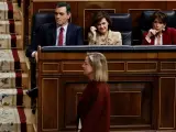 Visiblemente emocionada, la portavoz de Coalición Canaria, Ana Oramas, ha subido a la tribuna del Congreso para reiterar su 'no' en la segunta votación de investidura de Pedro Sánchez "porque por encima de los intereses personales y políticos y por encima de mi partido está nuestro país". Oramas ha pedido seguidamente disculpas a su formación política "porque tendría que haber buscado la forma de que mi partido supiese mi decisión individual, y no en la forma en que lo hice”. La diputada canaria ha querido realizar un alegato en favor de todos los compañeros que en los últimos días han sufrido presiones para que cambien su voto, o se les ha tildado de “fachas” o “terroristas” por el simple hecho de apoyar o no un Gobierno del PSOE con Podemos. “No alimenten a los radicales y trabajen por recuperar la tolerancia y el respeto a todas las ideas”, ha pedido Oramas. Y ha añadido que "los que hoy me dicen que soy una valiente, son los que hace una semana me llamaban vendida y corrupta”. “Ni soy una facha, ni los del PSOE ni los que votan de Podemos están con los terroristas”, ha asegurado la diputada de Coalición Canaria, por lo que ha reclamado “dignidad”, ya que todos son elegidos por los españoles en las urnas.