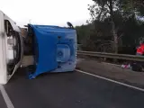 Camión volcado.