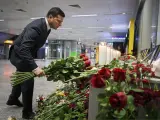 El presidente de Ucrania, Volodimir Zelensky, presenta sus respetos a las víctimas del accidente.