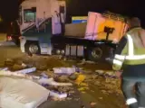Tres heridos al caer sobre sus vehículos la carga de un tráiler