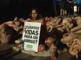 Un grupo de activistas de AnimaNaturalis ha llevado a cabo este domingo una acción en la madrileña Puerta del Sol para denunciar el uso de pieles de animales en la industria textil.