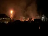 Una fuerte explosión origina un incendio en plena petroquímica de Tarragona.