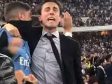 Fede Valverde y Álvaro Odriozola se abrazan en los penaltis de la Supercopa.