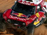 Carlos Sainz est&aacute; a 477 kil&oacute;metros (374 cronometrados) de ganar su tercer rally Dakar. El madrile&ntilde;o acab&oacute; tercero en la pen&uacute;ltima etapa, entre Shubaytah y Haradh, y afrontar&aacute; el viaje hasta la megaurbanizaci&oacute;n de Al-Qiddiyah con poco m&aacute;s de diez minutos sobre Steph&aacute;ne Peterhansel y Nasser Al-Attiyah. Fernando Alonso, tras el espectacular accidente de la etapa anterior, sal&iacute;a el 113&ordm; con el &uacute;nico reto ya de intentar acabar su primer Dakar con las mejores sensaciones posibles. Y lo hizo: acab&oacute; a casi 17 minutos de Peterhansel, pero sin mayores problemas, en 8&ordf; posici&oacute;n de la etapa. En la general est&aacute; el 13&ordm;, a 4 horas y 43 minutos de Sainz, pero su objetivo ya es s&oacute;lo llegar a la meta.