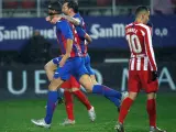 Jugadores del Eibar celebran un gol ante el Atlético