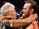 Abuela de Cerrone abrazando a McGregor
