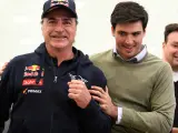 Carlos Sainz, junto a su hijo Carlos, al llegar a Madrid.