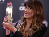 La cantante Aitana posa con el premio a la Artista Revelación 2019, en la primera edición de los Premios Odeón, organizados por la gran industria discográfica para premiar a los artistas y discos de mayor éxito del último año en España.
