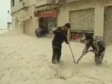 Varias calles colindantes con el Passeig de Mar de Tossa de Mar (Girona) han quedado inundadas entre la madrugada y la mañana de este martes por espuma marina y agua que ha alcanzado la zona urbana cercana a la playa a causa del temporal y el fuerte oleaje. Los vecinos de Tossa de Mar se afanan en desatascar las alcantarillas, aunque la peor parte se la han llevado los locales del paseo marítimo.