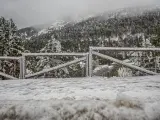 Valla cubierta de nieve durante el temporal de nieve en la Sierra de Madrid, en el Puerto de Navacerrada (Madrid) a 16 de noviembre de 2019.