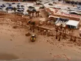 Jardines como cortados a bocados, piscinas en el aire, paseos de hormigón hundidos. Son las impresionantes imagenes a vista de dron en las localidades de Dénia y Jávea, en Alicante. Son las consecuencias de Gloria en la costa. Por lo que se observa, tardarán mucho en volver a la normalidad.