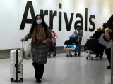 Pasajeros con m&aacute;scaras para evitar contagios, en el aeropuerto de Heathrow, en Londres (Reino Unido).