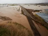 Vista general de la vía férrea, completamente inundada en sus márgenes, a su paso por la localidad de Malgrat de Mar (Barcelona).