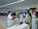 Control de pasajeros procedentes de China en el Aeropuerto Internacional de Calcuta (India).