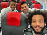 Militao, Casemiro y Marcelo, en el avión