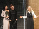 Las actrices Anna Castillo y Eva Llorach, entregan el premio a la mejor actriz revelación a Benedicta Sánchez por Lo que arde durante la XXXIV edición de los Premios Goya, en Málaga (Andalucía, España), a 25 de enero de 2020.