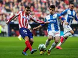 Correa y Bustinza pugnan por un balón en el Atlético - Leganés.