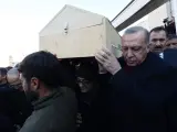 El presidente turco, Recep Tayyip Erdogan, carga con el ataúd de un fallecido en el seísmo de Elazig.