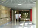 Médicos en un pasillo de Son Espases.