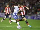 Moore y Berchiche luchan por un balón en el Tenerife - Athletic de Copa.