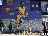 Los admiradores de Kobe Bryant velan la muerte de su &iacute;dolo junto al mural &quot;Mamba on Melrose&quot;.