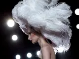 Una modelo llevando una de las creaciones de Pertegaz durante la Pasarela Cibeles Fashion Week Madrid.